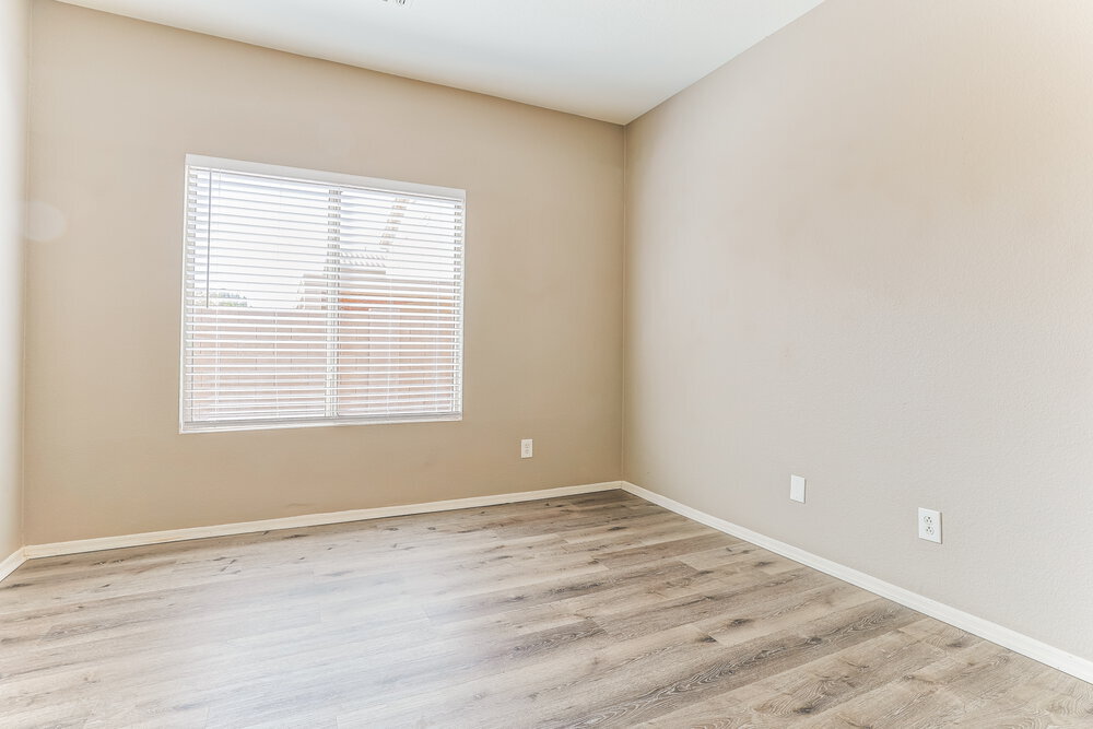 Building Photo - 30225 N Royal Oak Way