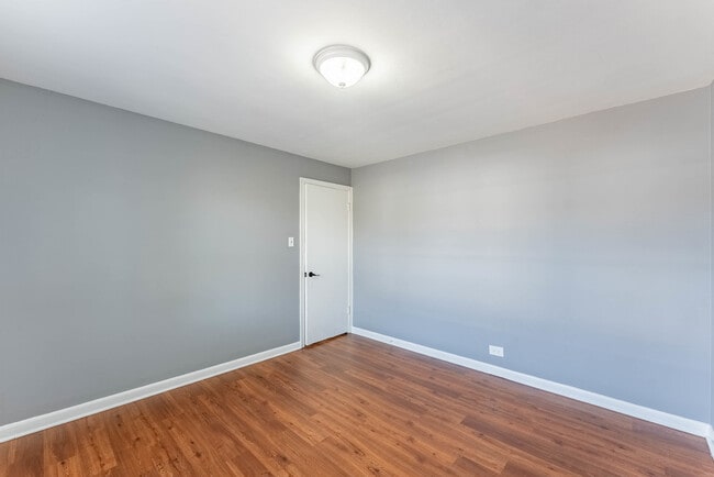 Building Photo - 2345 Ridgeland Ave