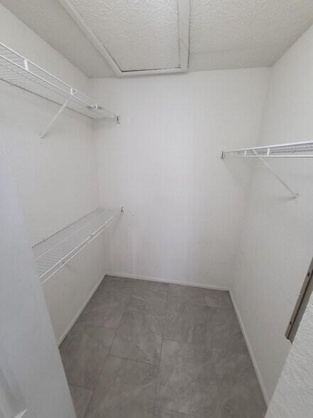 Building Photo - 5064 Park Central Dr