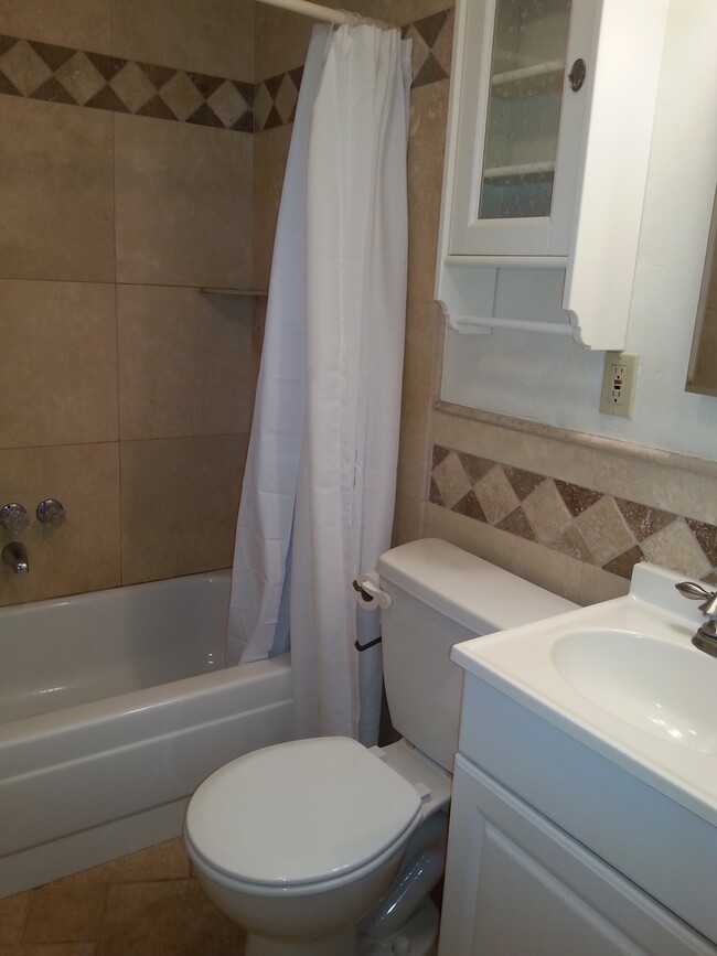 Building Photo - 3Bed/2Bath House w/1-Car Garage, Great Yar...