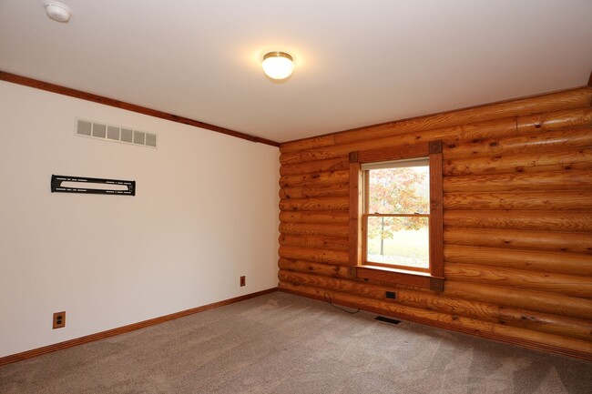 Building Photo - Gorgeous Log Cabin near West Lafayette!