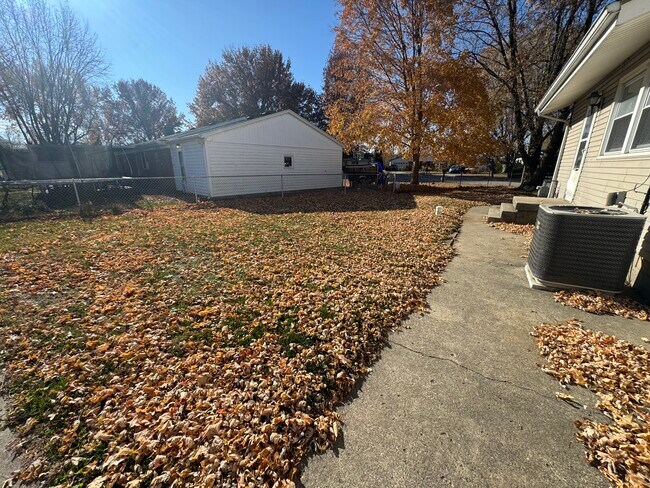 Building Photo - 2215 Saratoga Ave