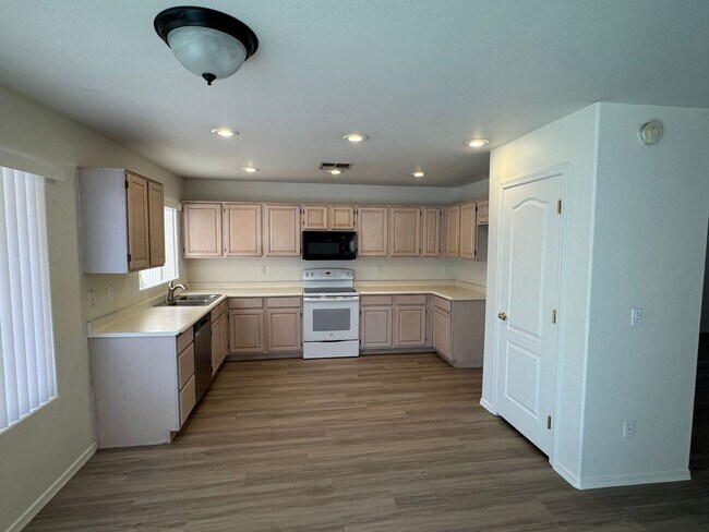 Building Photo - Chandler Home 3 bed - 2 1/2 bath with Loft...