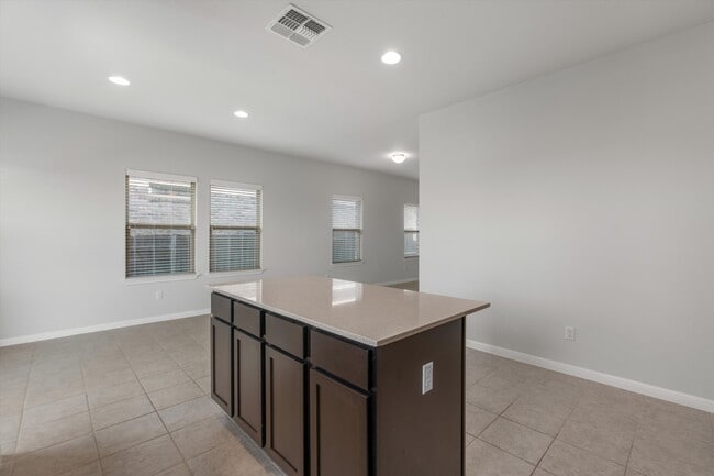 Building Photo - 466 Spinnaker Loop