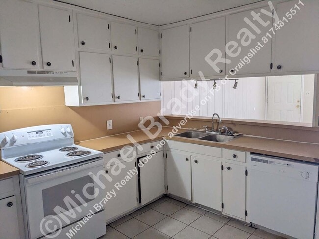 Building Photo - 3262 Matthews Dr