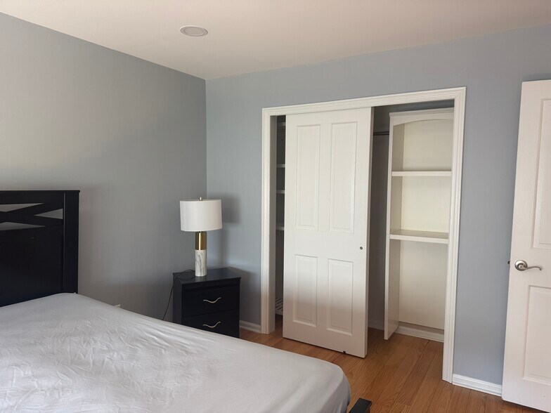 Building Photo - 50 Falls Bridge Dr