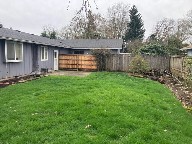 Building Photo - 3 Bedroom, 2 Bathroom in N. Coburg Rd Area