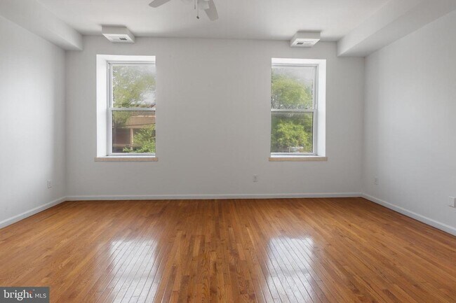 Building Photo - 1704 W Girard Ave