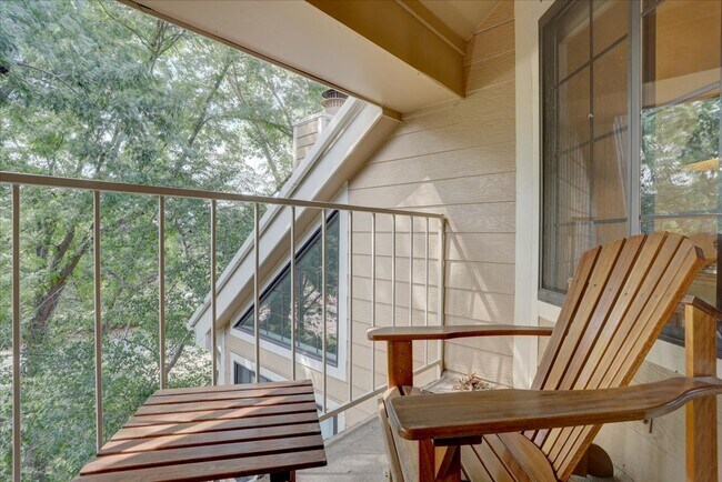 Building Photo - Top Floor FURNISHED 1 Bed/Office/Loft in Powderhorn