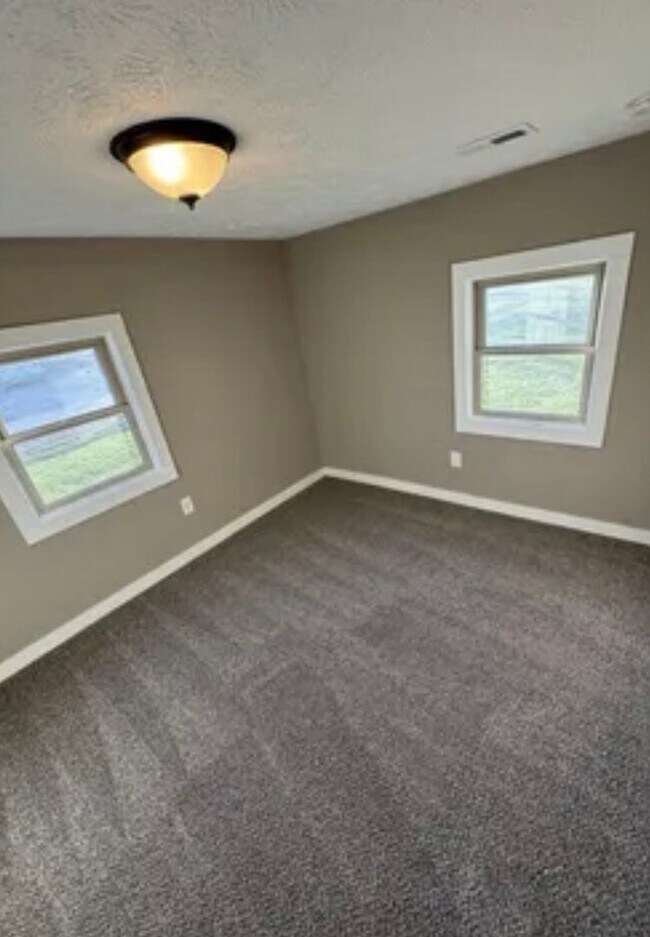 Building Photo - 2 bedroom/1 bath w/carport