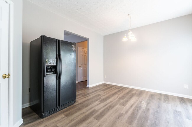 Building Photo - 4 Bedroom/2.5 Bath Townhouse!