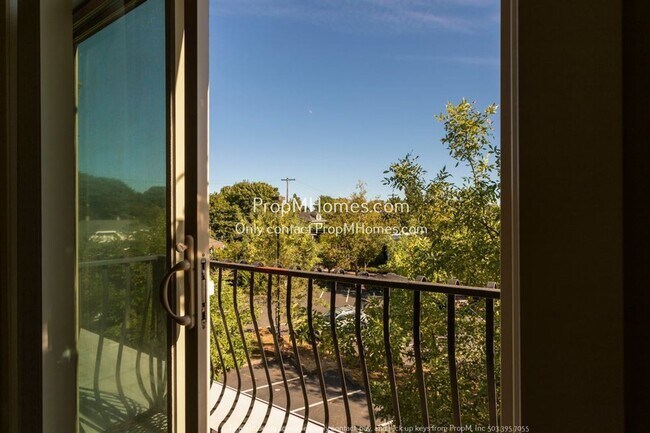 Building Photo - Luxury Two Bedroom Townhouse in NE!