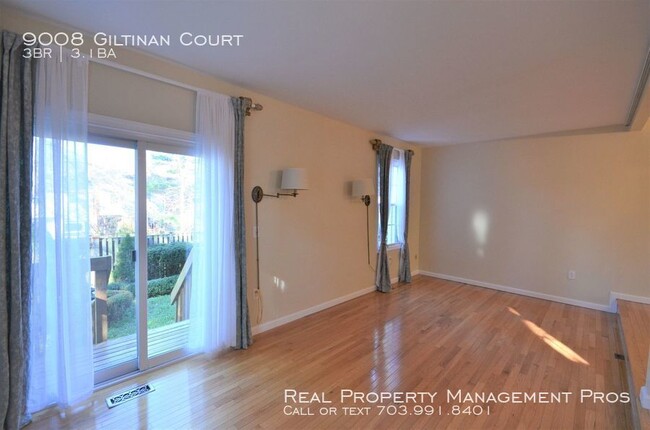 Building Photo - Charming End Unit by Huntsman Lake!