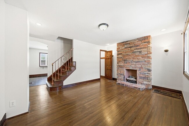 Building Photo - 2 Bedroom, 2 Bath Townhome located directly across from Franklin Park Conservatory