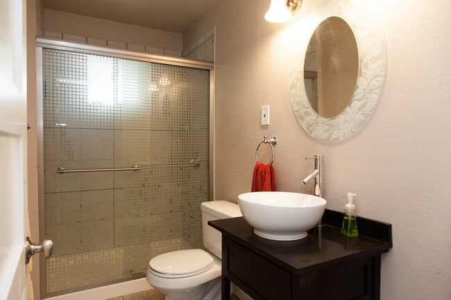 Building Photo - Available 10/11 – West Seattle Gem with Pr...