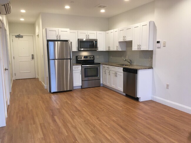 Building Photo - 875 Elm St