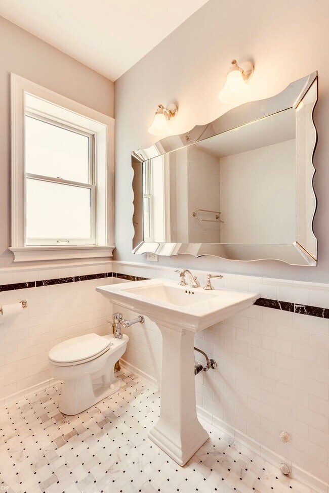 Building Photo - Exquisite 2-Bed, 2-Bath Luxury Condo in th...