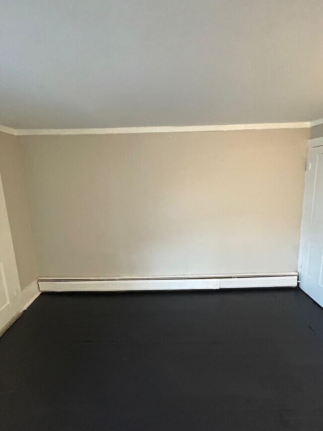 Building Photo - Newly Renovated 3BR Home – Move-In Ready