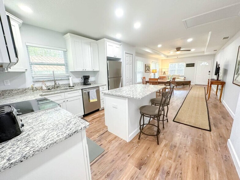 Building Photo - 1004 SE 7th Ave