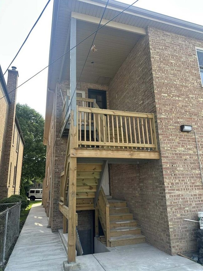 Building Photo - 10508 S Claremont Ave