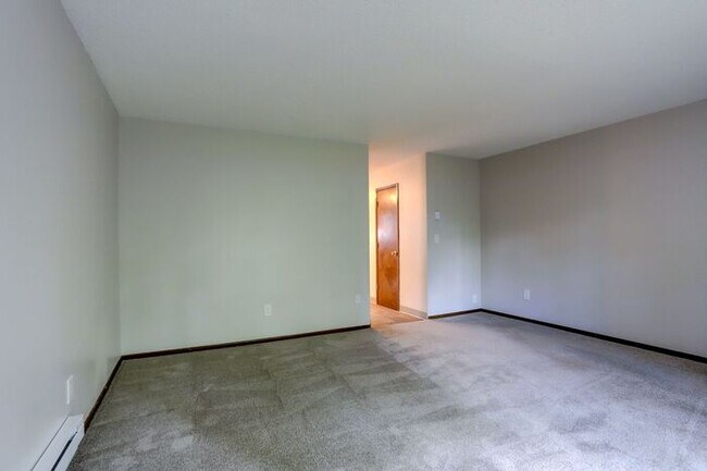 Building Photo - 2 bedroom 1 bath with washer/dryer in unit!