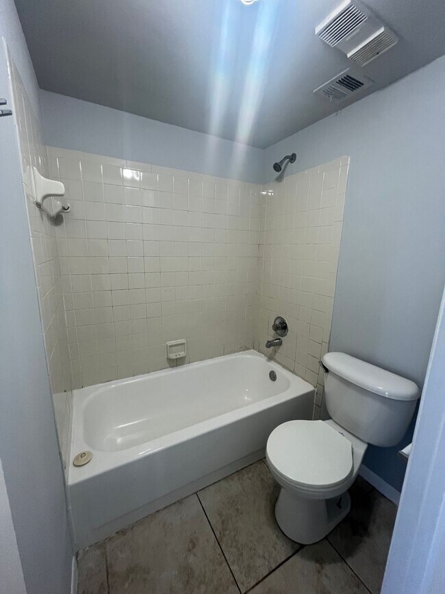 Building Photo - RENOVATED ONE BEDROOM ONE BATHROOM WITH LA...