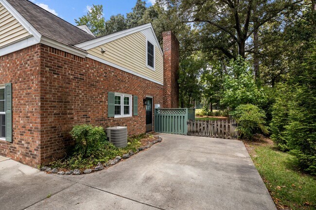 Building Photo - 327 Plantation Dr