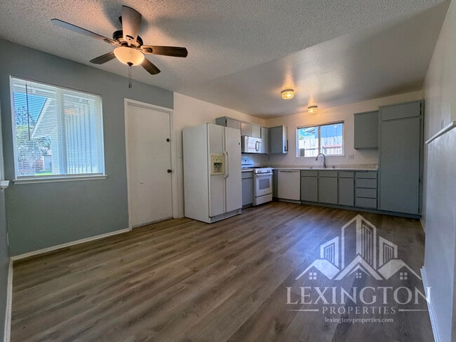 Building Photo - Lovely, 3BD/2BA, Home in Desirable Orangevale Neighborhood, Almond Acres, off Oak Ave. and Hickory!