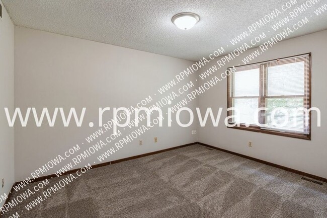 Building Photo - DUPLEX IN DES MOINES! 2 Bedroom, 1.5 Bathr...