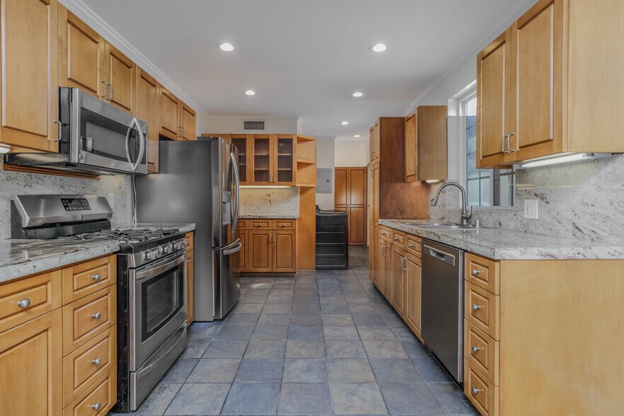 Building Photo - 1244 S Highland Ave