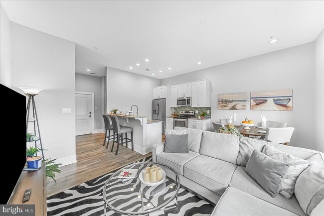 Building Photo - 537 Apple St