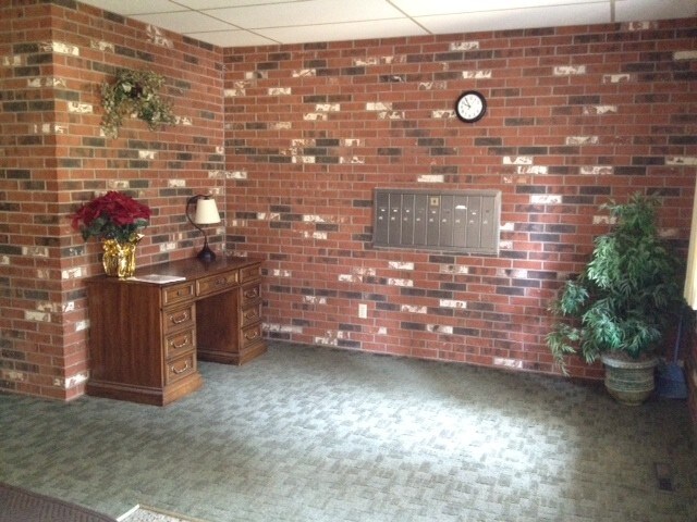 Lobby with mail boxes - 2526 Rebecca Ct W