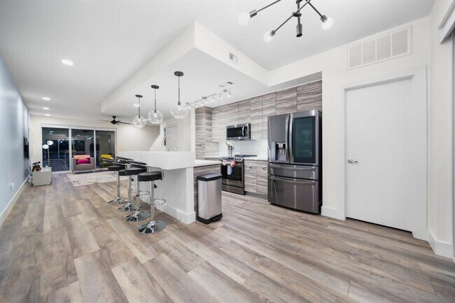 Building Photo - 604 N Bluff Dr