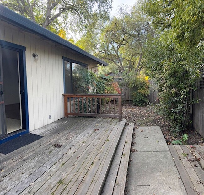 Building Photo - 2 Bedroom Home