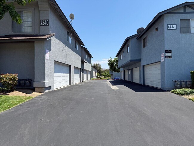 Building Photo - 2.5 Bed + 1.5 Bath + 2 Car Garage + Centra...