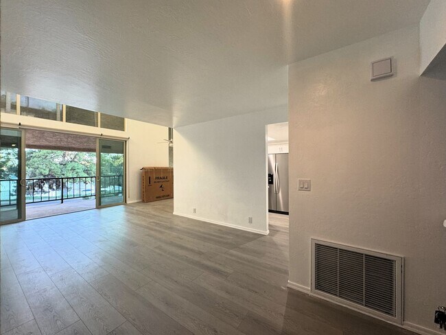 Building Photo - RUNAWAY POINT AT THE LAKES TEMPE