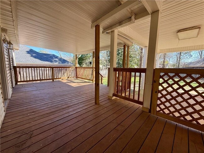 Building Photo - 955 Louise Ave