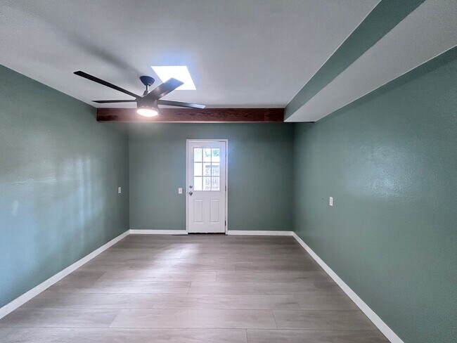 Building Photo - Three Bedroom Two Bathroom Home with Den/Home Office