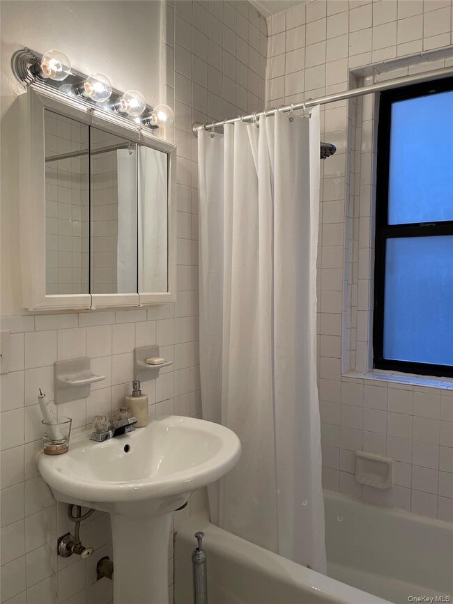 Building Photo - 221 E 76th St