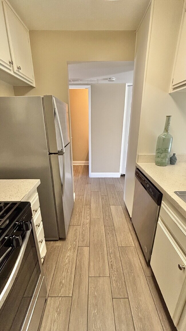 Building Photo - 2 Bedrooms Townhome Availble For Rent in I...