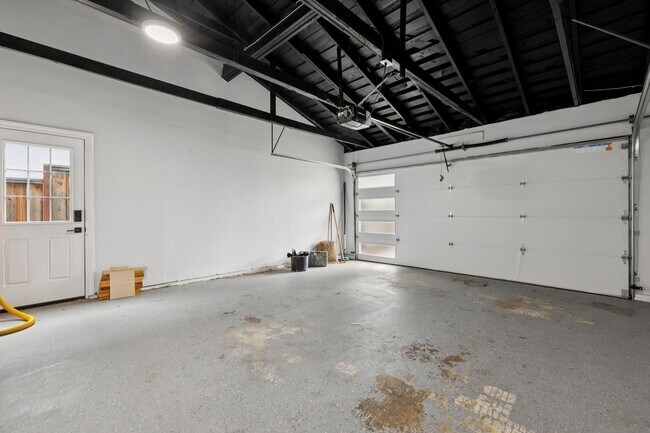 Building Photo - Updated Woodland Estates Home