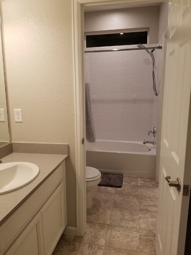 Building Photo - Gorgeous 4-Bed 3.5-Bath Home in Dayton Triangle!