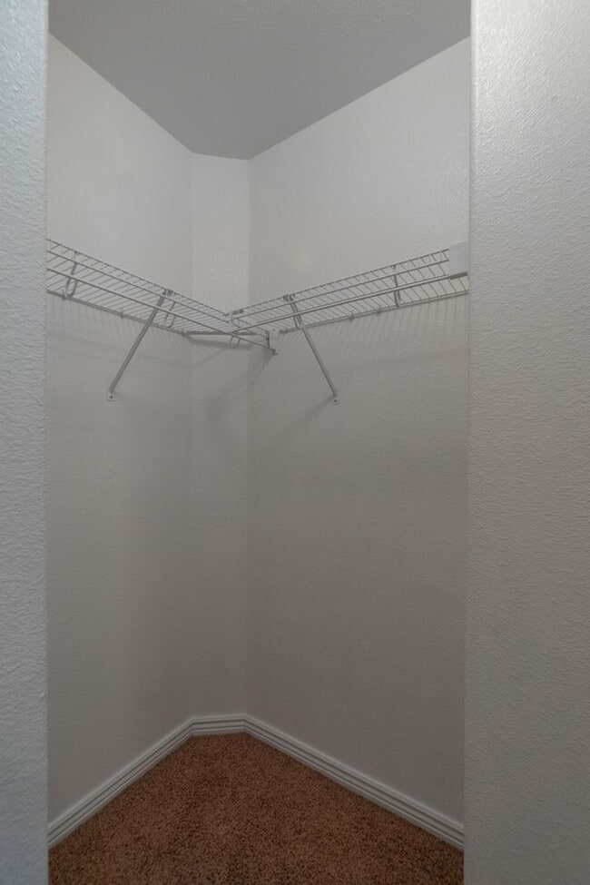 Building Photo - Hidden Valley Townhome For Rent!