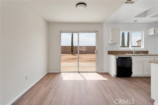 Building Photo - 15368 Ross Dr