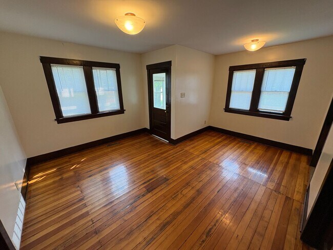 Building Photo - 2209 Hawthorne Ave