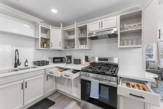 Building Photo - 4301 Sherwood Dr