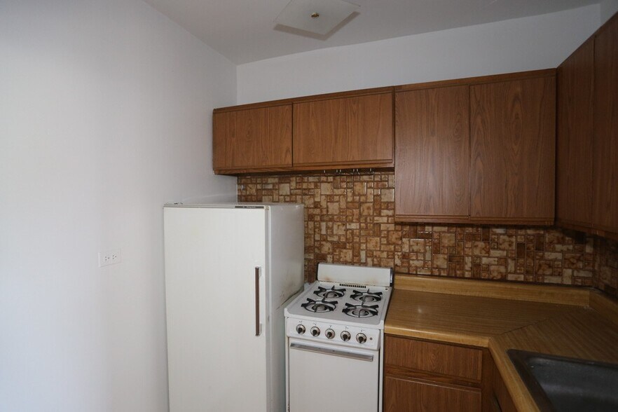 Building Photo - 629 W Belmont Ave