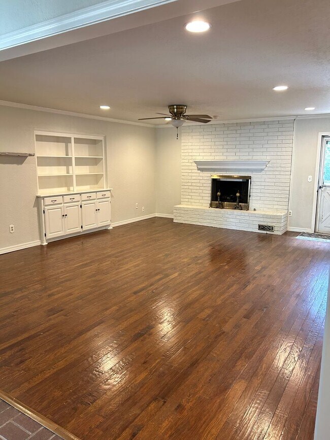 Building Photo - AVAILABLE SEPTEMBER 10TH Charming 4 bed 2....
