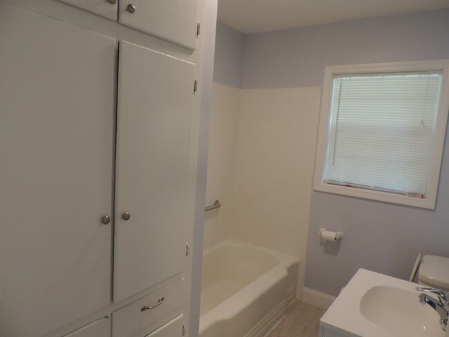 Building Photo - Cute Little Home