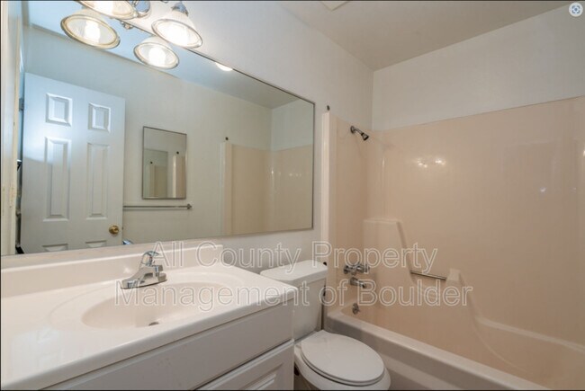 Building Photo - 50 Benthaven Pl